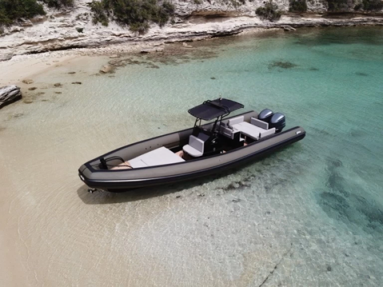 Sea Water Phantom 300 charter bareboat eller skeppad i Bonifacio