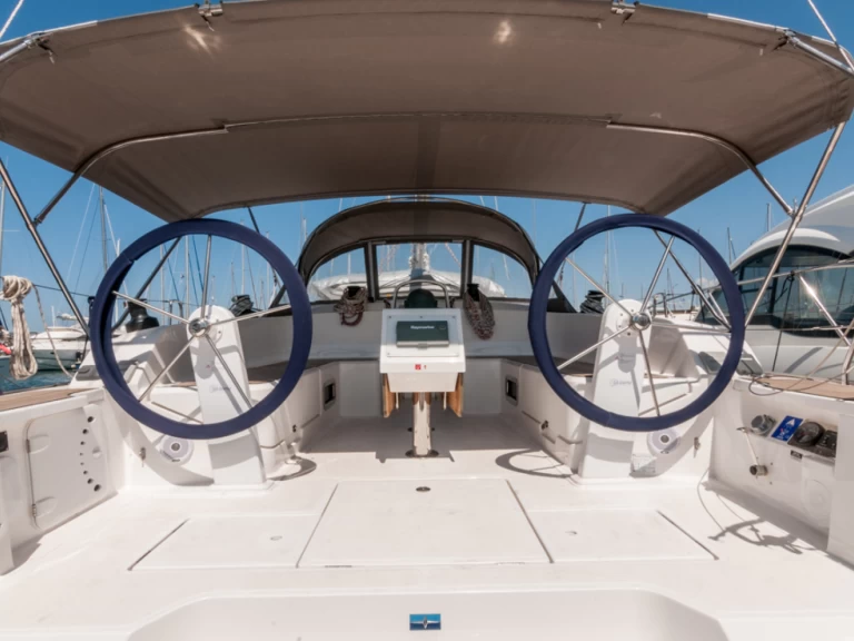 Bavaria Cruiser 46 charter bareboat eller skeppad i Alimos