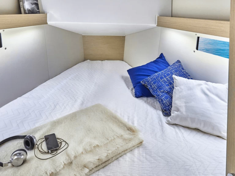 Bénéteau Oceanis 34.1 charter bareboat eller skeppad i Marina (City)