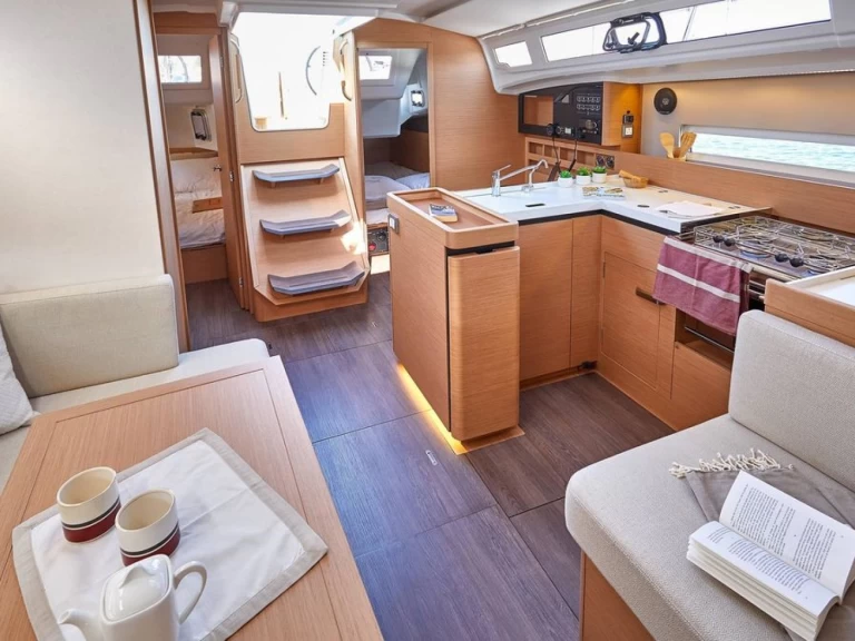 Hyr en Jeanneau Sun Odyssey 410 Gouvia 