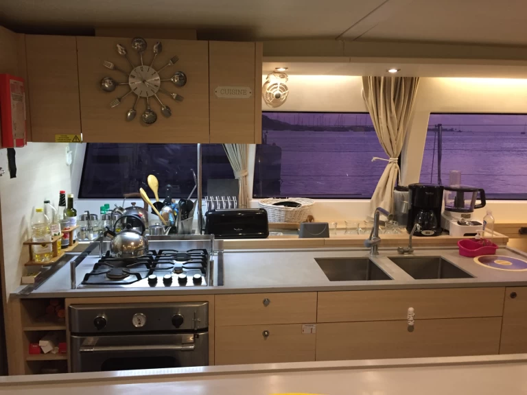 Lagoon Lagoon 620 charter bareboat eller skeppad i Eden Island