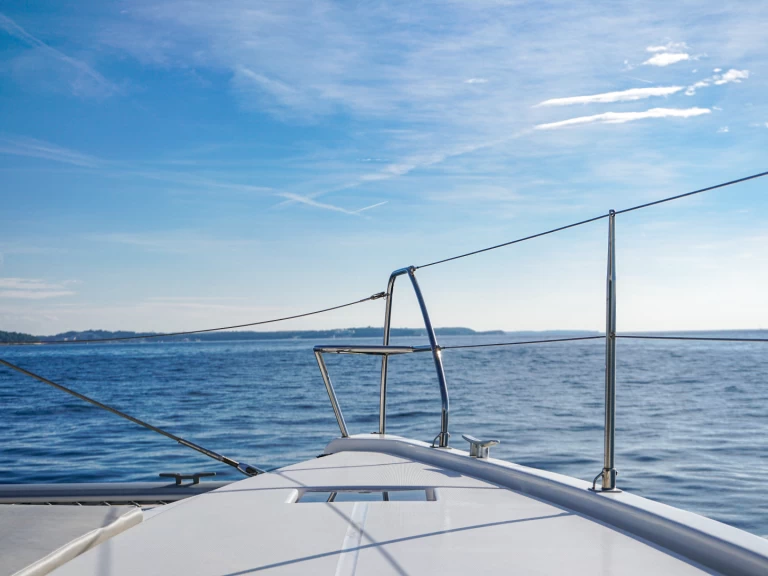 Leopard Leopard 50 charter bareboat eller skeppad i Donji Seget