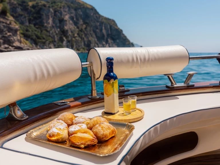 Tecnonautica Jeranto Classic charter bareboat eller skeppad i Sorrento