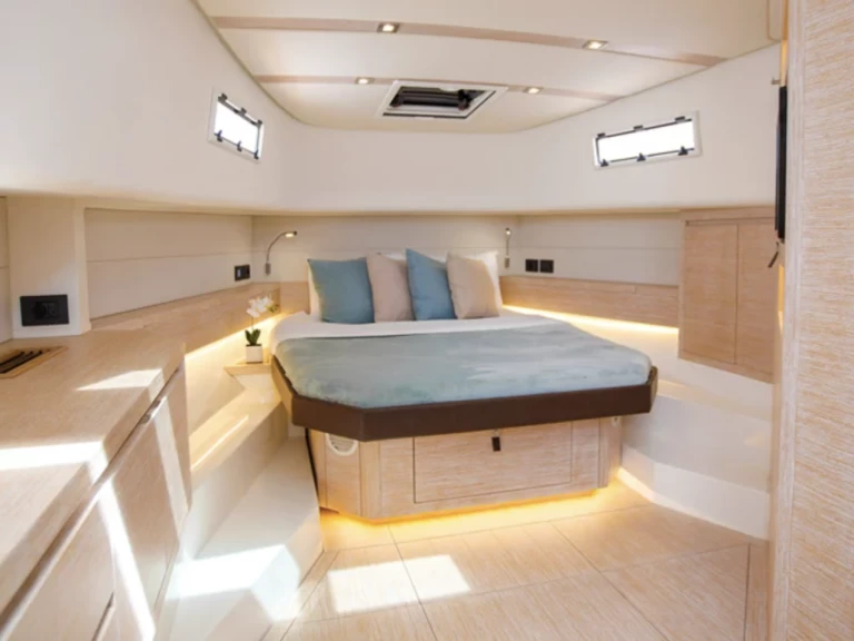 Uthyrning Lyx yacht Pardo Yachts med en båtlicens 