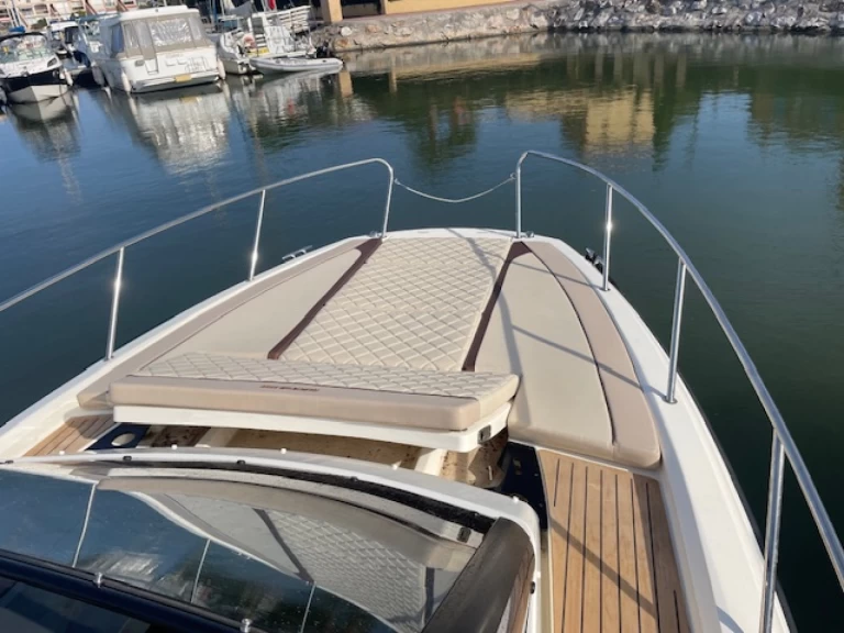 Quicksilver Activ 875 Sundeck charter bareboat eller skeppad i Bormes-les-Mimosas