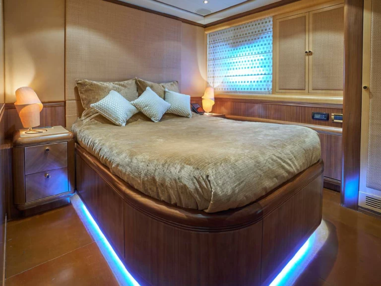 Uthyrning Lyx yacht Mangusta med en båtlicens 