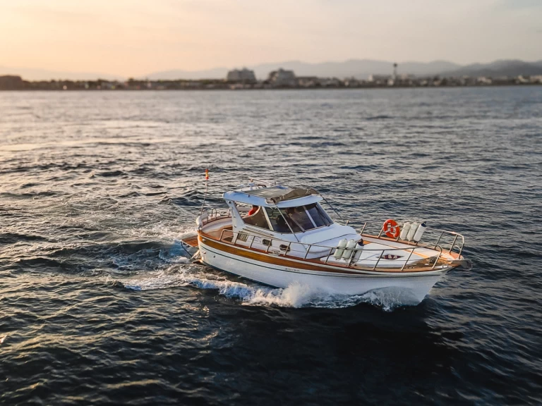 Yacht charter Platja d'Aro billig Sorrento 32 Semi Cabinato