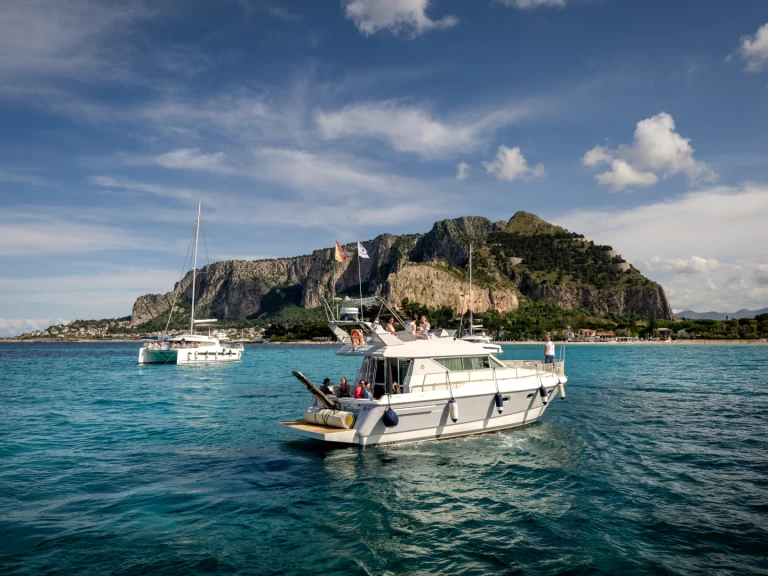 Motorbåt  för uthyrning La Cala (porto Palermo) till det bästa priset 
