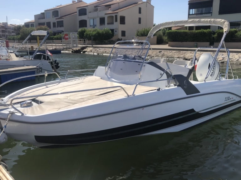 Uthyrning Motorbåt  Bénéteau med en båtlicens 