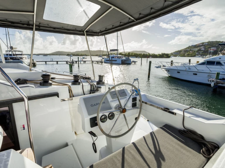 Fountaine Pajot Elba 45 charter bareboat eller skeppad i Tortola