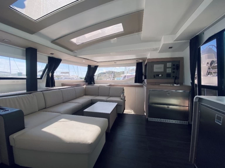 Hyra Katamaran  med eller utan skeppare Fountaine Pajot Tortola 