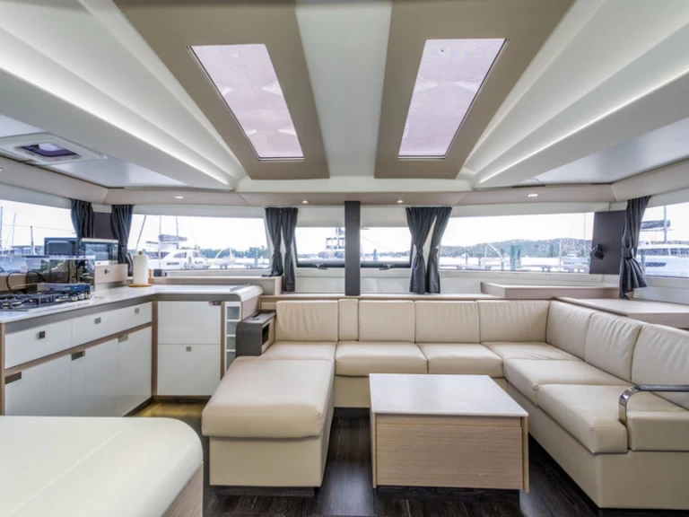 Hyra Katamaran  med eller utan skeppare Fountaine Pajot Tortola 