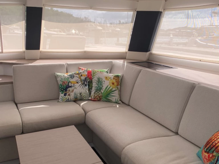 Fountaine Pajot Saba 50 charter bareboat eller skeppad i Tortola