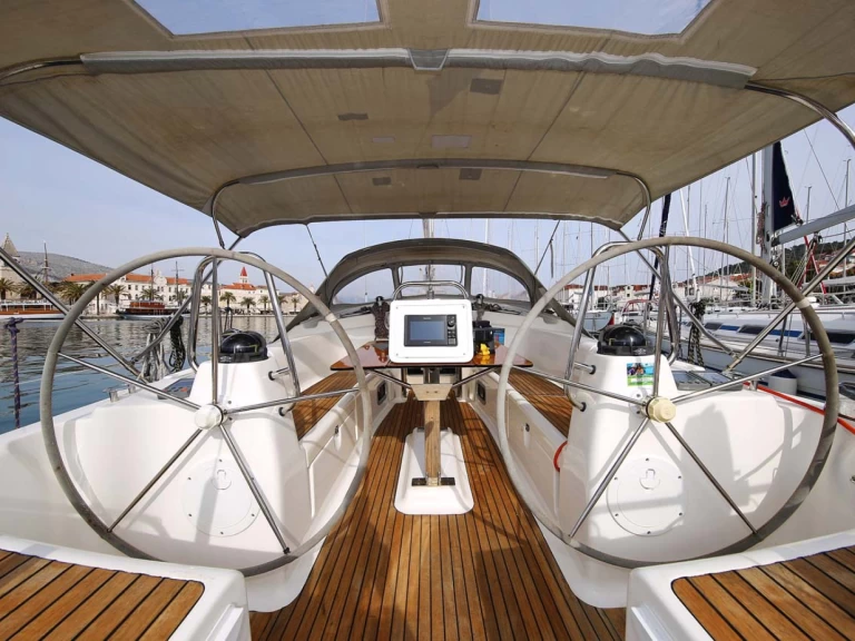 Bavaria Bavaria 43 Cruiser charter bareboat eller skeppad i Jezera