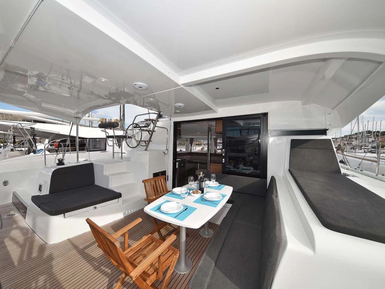 Lagoon Lagoon 42 charter bareboat eller skeppad i Trogir 