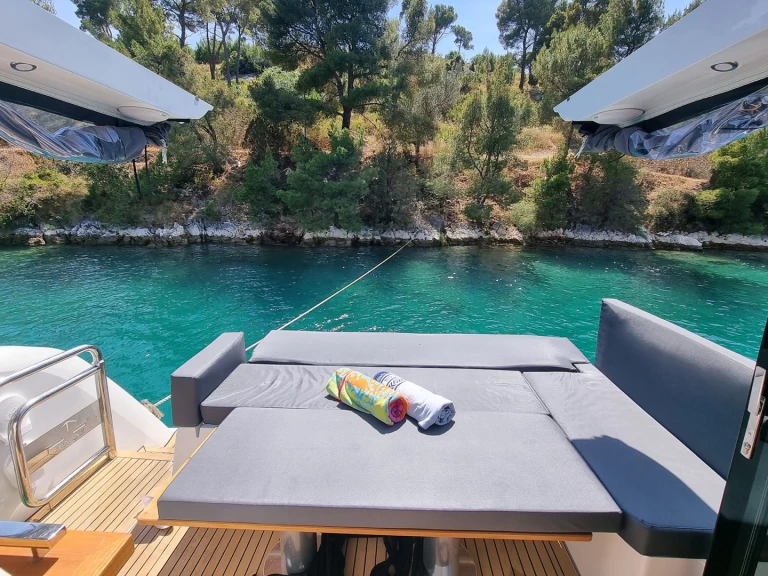 Uthyrning Lyx yacht i Kaštela - Sealine Sealine C390