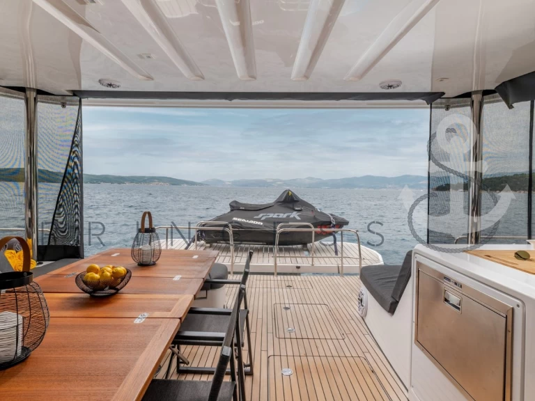 Lagoon Lagoon 55 charter bareboat eller skeppad i Kaštela