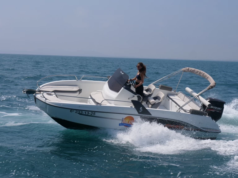 Bénéteau Flyer 6.6 SPACEdeck charter bareboat eller skeppad i Empuriabrava