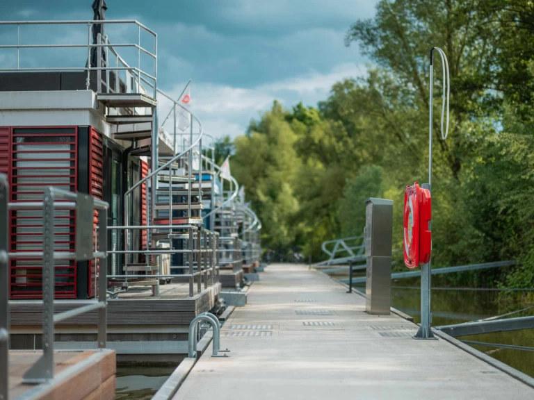 FLOATING 44 charter bareboat eller skeppad i Höxter