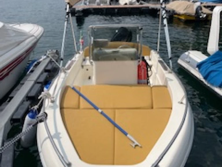 Capelli Capelli 500 Open charter bareboat eller skeppad i Brusimpiano