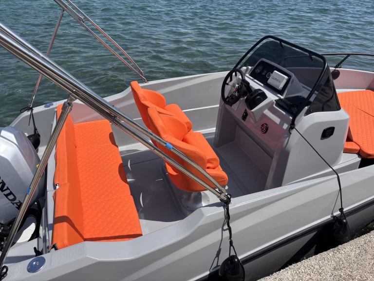 Hyr en Quicksilver Activ 555 Open Kukljica 