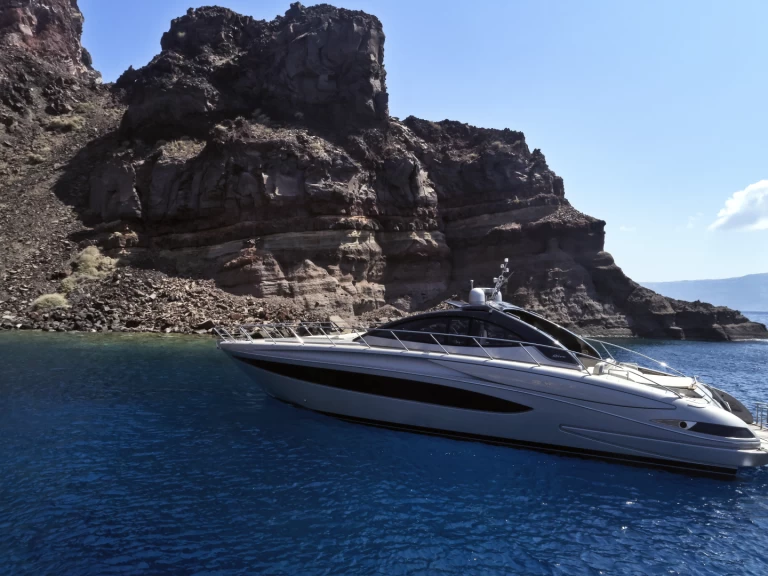 Riva Vertigo 63 charter bareboat eller skeppad i Limáni Lavríou