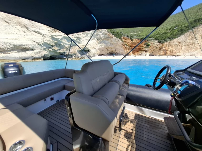 yo boats 8.60 charter bareboat eller skeppad i Nikiána