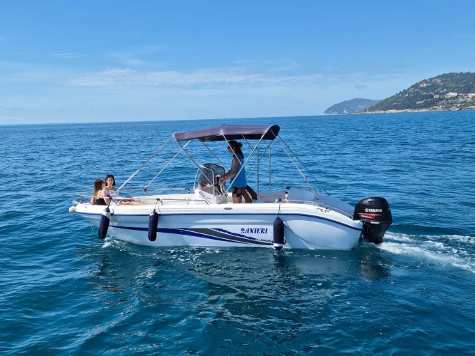 Ranieri Soverato 545 charter bareboat eller skeppad i Marina di Andora