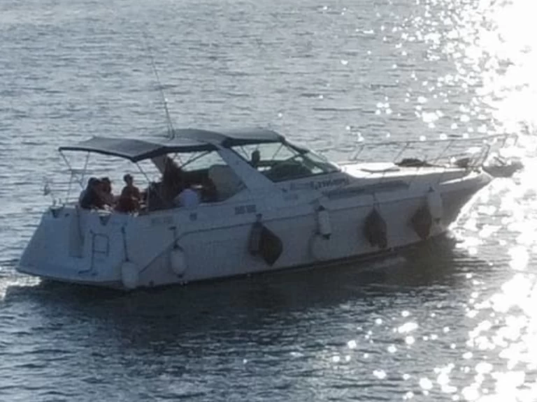 Chris Craft Express 360 charter bareboat eller skeppad i Pula 