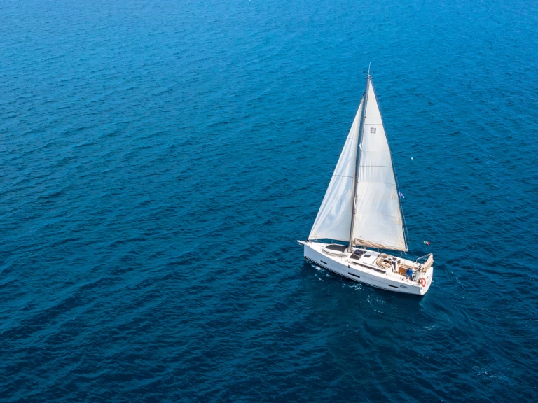 Dufour Dufour 390 Grand Large charter bareboat eller skeppad i Palermo