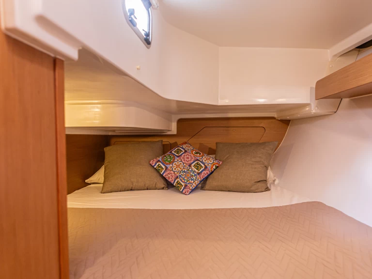 Jeanneau Sun Odyssey 319 charter bareboat eller skeppad i Palermo