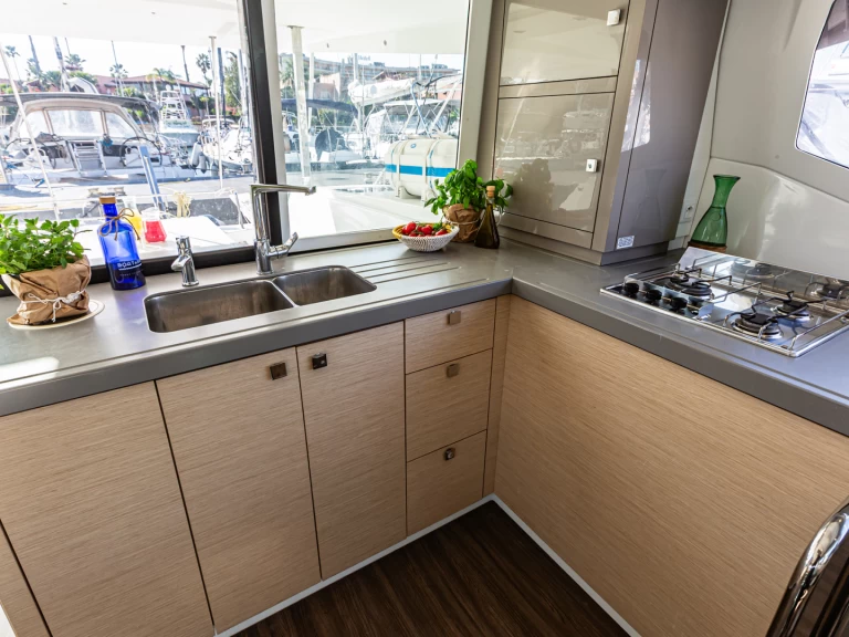 Hyr en Fountaine Pajot Lucia 40 Furnari 