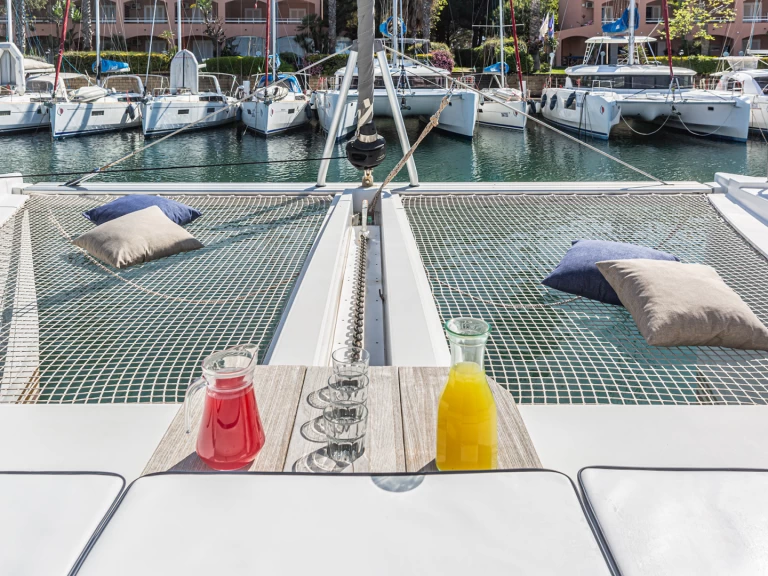 Nautitech Nautitech 46 Fly charter bareboat eller skeppad i Furnari