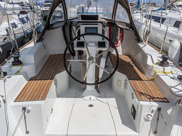 Uthyrning Segelbåt  Jeanneau med en båtlicens 