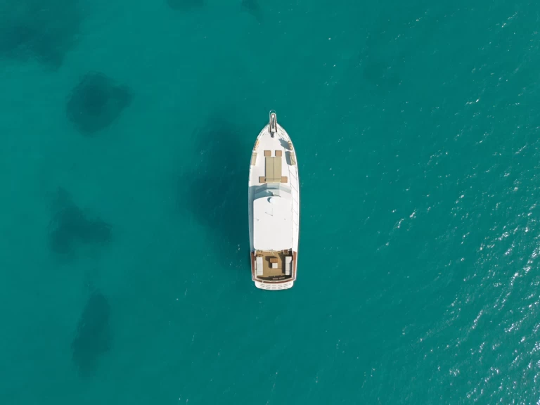 Yacht charter Marzamemi billig Hatteras 52 Convertible