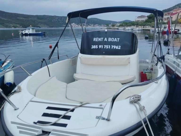 Insidias Marine HM 22 Fly charter bareboat eller skeppad i Poljica