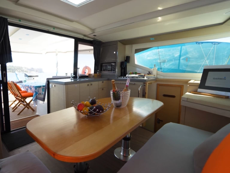 Fountaine Pajot Lucia 40 charter bareboat eller skeppad i Le Marin