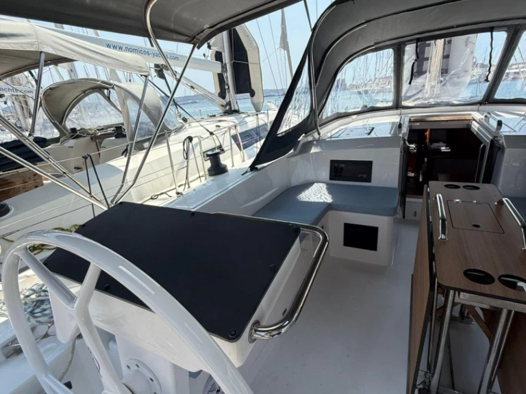 Bavaria Bavaria C46 charter bareboat eller skeppad i Lavrio