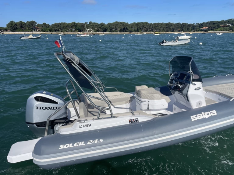 Salpa Salpa 24.5 charter bareboat eller skeppad i Cap Ferret