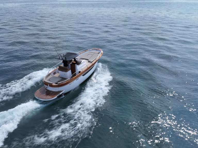 Mimi 9.5 wa charter bareboat eller skeppad i Peschiera del Garda