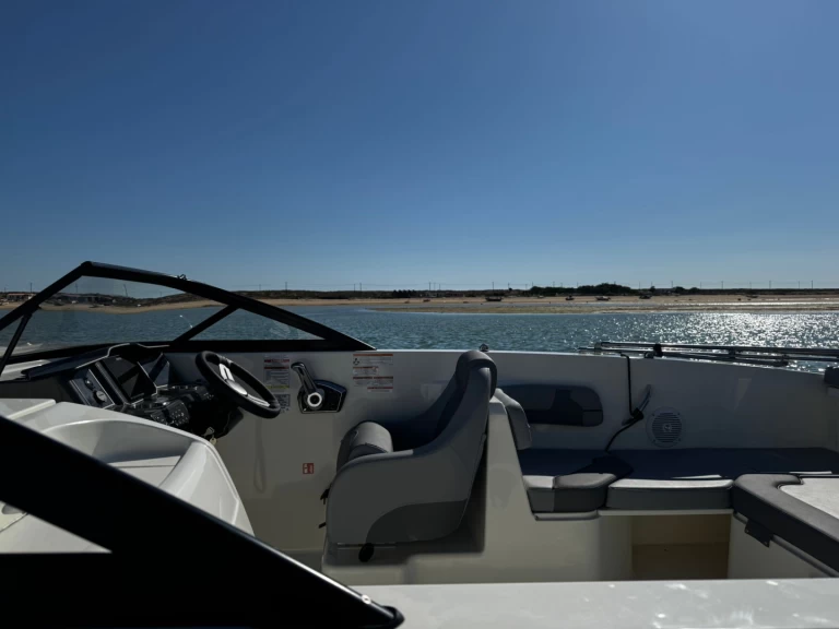 Bayliner VR6 OB charter bareboat eller skeppad i Faro