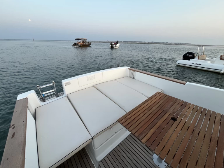 Bénéteau Ombrine 700 charter bareboat eller skeppad i Arcachon