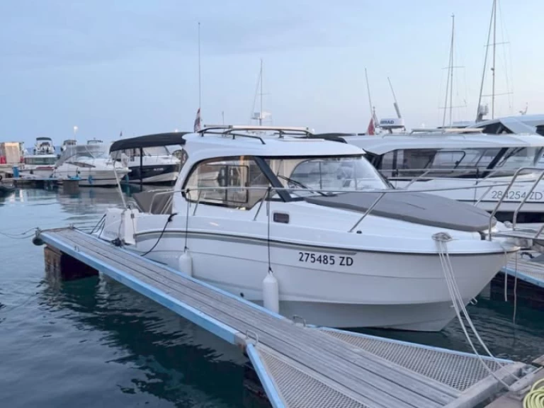 Hyr en Bénéteau Antares 8 OB Borik Marina 
