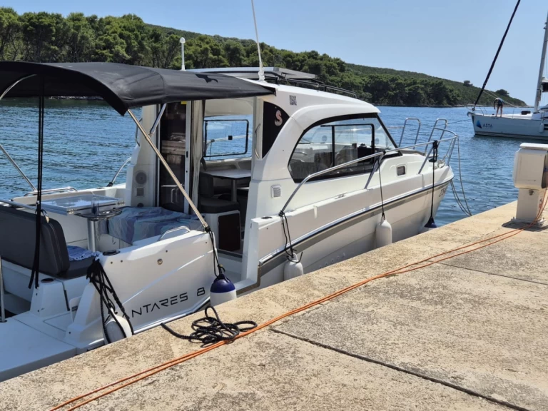Hyra Motorbåt  med eller utan skeppare Bénéteau Borik Marina 