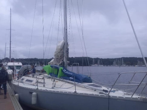 Uthyrning Segelbåt  Jeanneau med en båtlicens 
