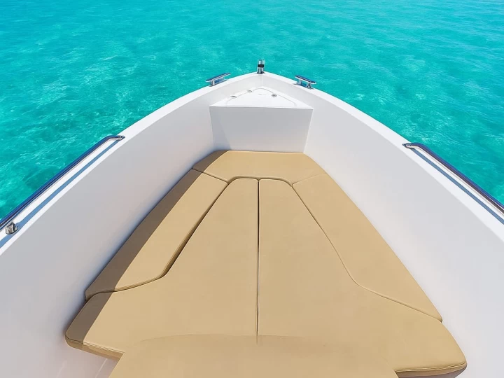 Boats mak Cattleya X6 charter bareboat eller skeppad i Cala Llonga