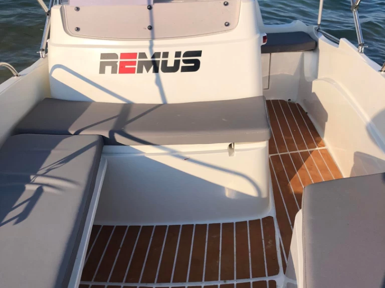 Hyra Motorbåt  med eller utan skeppare Remus Vourvourou 