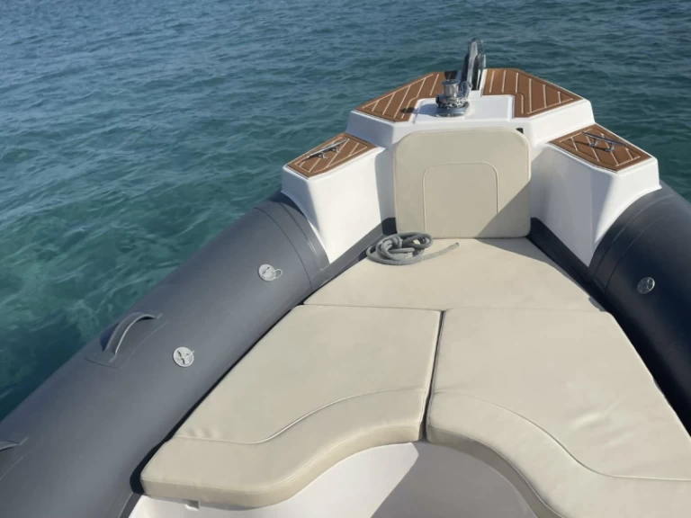 Uthyrning RIB QUINGDAO med en båtlicens 