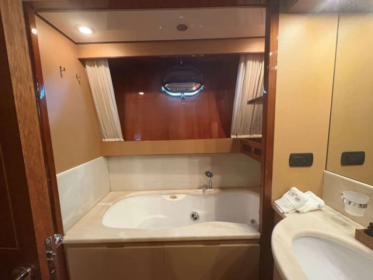 Lyx yacht för uthyrning Elliniko  till det bästa priset 