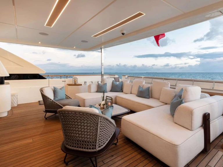 Hyra Lyx yacht med eller utan skeppare Custom Line Sankt Martin 
